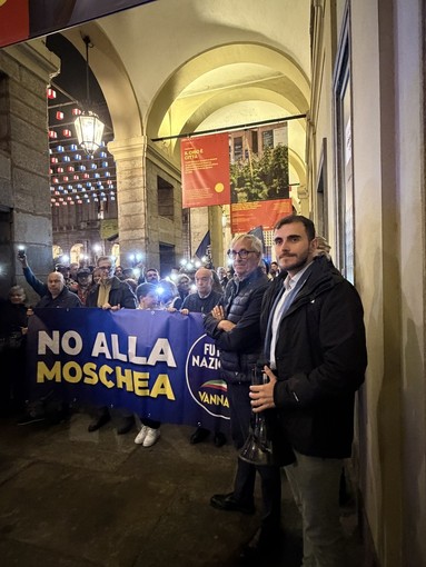 Flash mob di Futuro Nazionale in piazza Palazzo di Città contro la moschea alle ex Fonderie Nebiolo Flash mob di Futuro Nazionale in piazza Palazzo di Città contro la moschea alle ex Fonderie Nebiolo