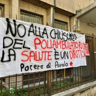 La protesta davanti al poliambulatorio