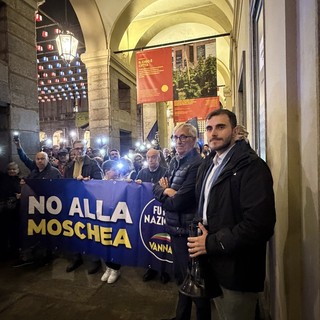 Flash mob di Futuro Nazionale in piazza Palazzo di Città contro la moschea alle ex Fonderie Nebiolo