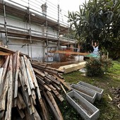 Uno scorso del cascinale teatro della tragedia avvenuta nella notte del 20 settembre scorso. Nelle altre foto alcuni momenti del sopralluogo tenuto stamane da inquirenti e periti