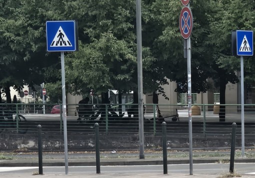 Spaccio a Lingotto, l'esasperazione dei residenti: "L'illegalità e il degrado sotto gli occhi di tutti" Spaccio a Lingotto, l'esasperazione dei residenti: "L'illegalità e il degrado sotto gli occhi di tutti"