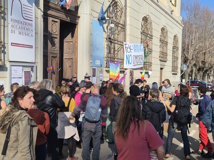 Proteste fuori dal salone dei Cavalieri di Pinerolo per l'evento vannacciano