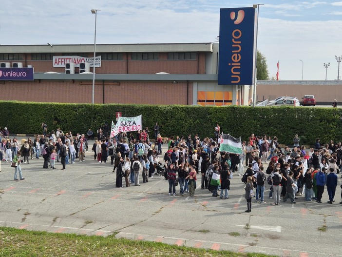 Un fiume di persone da piazza Facta al Carrefour di Pinerolo Un fiume di persone da piazza Facta al Carrefour di Pinerolo