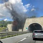 Un mezzo pesante in fiamme all’interno di una galleria dell’autostrada Torino-Savona [FOTO]