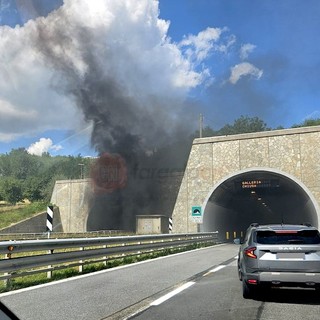 Un mezzo pesante in fiamme all’interno di una galleria dell’autostrada Torino-Savona [FOTO]