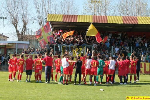 Un'immagine dell'aprile scorso: i giocatori del Bra festeggiano la promozione in Serie C