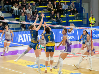 Malešević contro il muro di Dodson e Battistoni (foto di Christian Bosio) Malešević contro il muro di Dodson e Battistoni (foto di Christian Bosio)