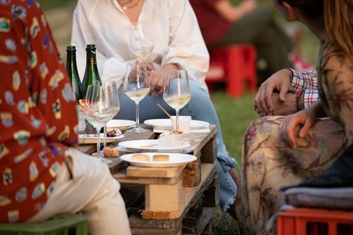 Il 3 luglio un aperitivo tra i filari dei Produttori in Clavesana per festeggiare l’estate insieme, prenotazioni aperte