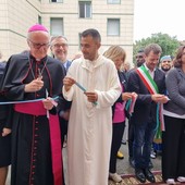 Il vescovo di Pinerolo mentre taglia il nastro