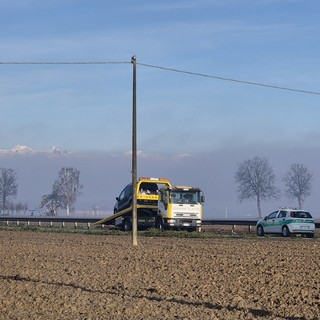 Sbanda per il fondo scivoloso e finisce contro il guard rail