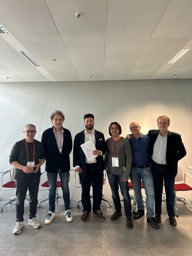 I sindacati e l'assessore Riboldi dopo la firma dell'accordo