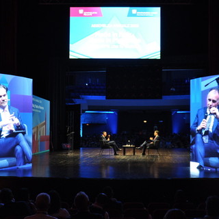 Il presidente nazionale di Confindustria Emanuele Orsini sul palco del Teatro Sociale di Alba Il presidente nazionale di Confindustria Emanuele Orsini sul palco del Teatro Sociale di Alba