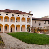 Cascina che ospita un'osteria