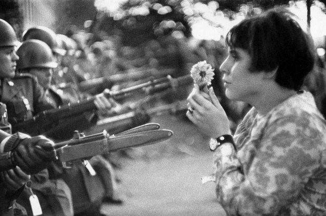 Marc Riboud - Jeune fille à la fleur, Vietnam - 1975