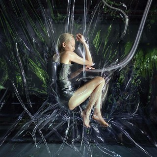 Persona sdraiata per una performance artistica