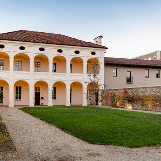 Cascina che ospita un'osteria