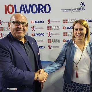 Il consigliere regionale Gianluca Gavazza e la responsabile del Centro per l'Impiego di Chivasso Laura Martignetti