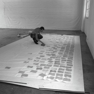 Giorgio Griffa compie 90 anni: una mostra alla sua Fondazione celebra l'artista