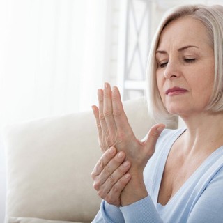 L’osteoporosi colpisce anche la mano: quando l’osso si fa fragile L’osteoporosi colpisce anche la mano: quando l’osso si fa fragile