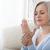 L’osteoporosi colpisce anche la mano: quando l’osso si fa fragile