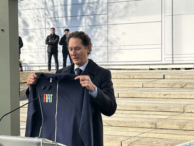 Mirafiori, inizia l’era 500 ibrida. Elkann: “Noi pronti all’elettrico, il mercato no. Torino resta centrale” [FOTO]