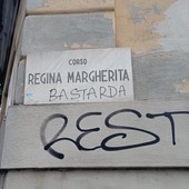 Giachino (FdI) chiede al sindaco di rimuovere la scritta sotto la targa di corso Regina Margherita