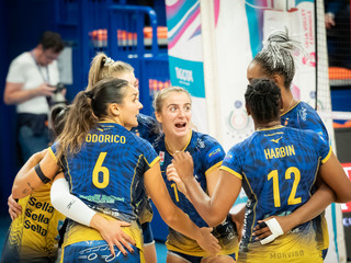 Le monvisine festeggiano un punto (foto di Christian Bosio) Le monvisine festeggiano un punto (foto di Christian Bosio)