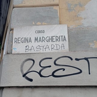 Giachino (FdI) chiede al sindaco di rimuovere la scritta sotto la targa di corso Regina Margherita