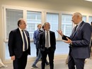 tre persone che parlano assieme