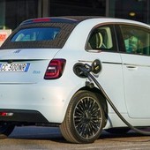 Auto elettrica in ricarica