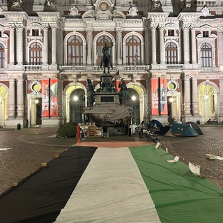 Gli attivisti presenti in piazza Carlo Alberto