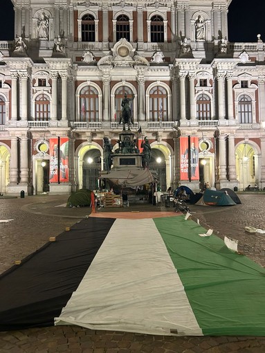 Gli attivisti presenti in piazza Carlo Alberto