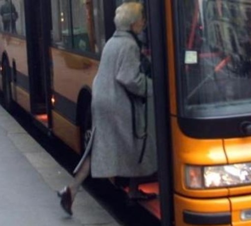 Donna anziana che sale su un bus