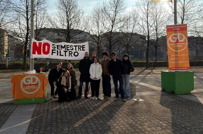 Lo striscione esposto dai Giovani Democratici di Torino