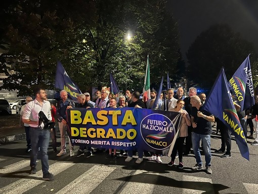 Sfilata da via Trecate tra cori e polemiche Sfilata da via Trecate tra cori e polemiche