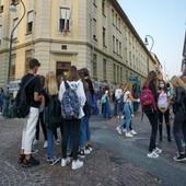 Studenti all'esterno di una scuola Studenti all'esterno di una scuola