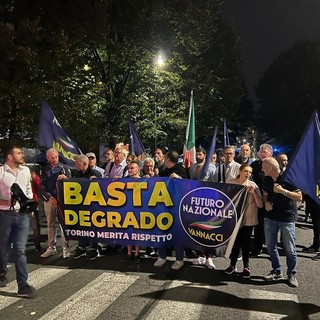Sfilata da via Trecate tra cori e polemiche