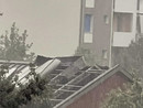 Nuova bomba d'acqua a Torino: grandine, frane, alberi caduti e traffico in tilt. Scoperchiato il tetto della scuola Salvemini