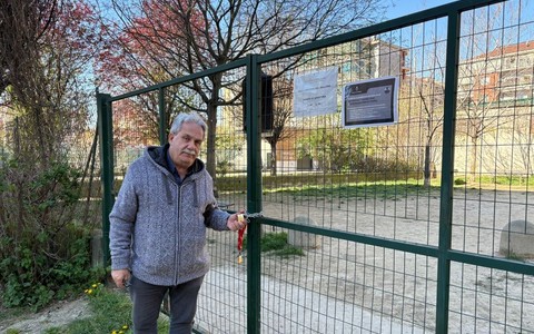 Chiude l'area cani di via Pinchia. Nella foto il consigliere Ventre
