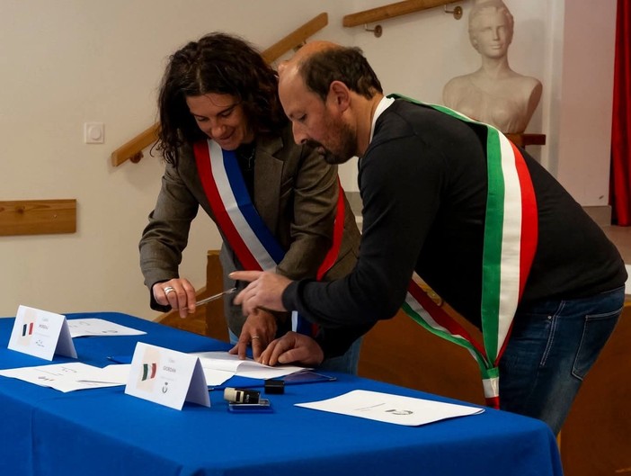 La firma del gemellaggio La firma del gemellaggio
