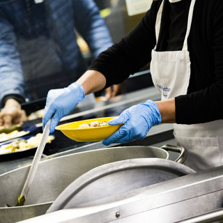 Una sera agli Asili Notturni di via Ormea, approdo di chi ha bisogno