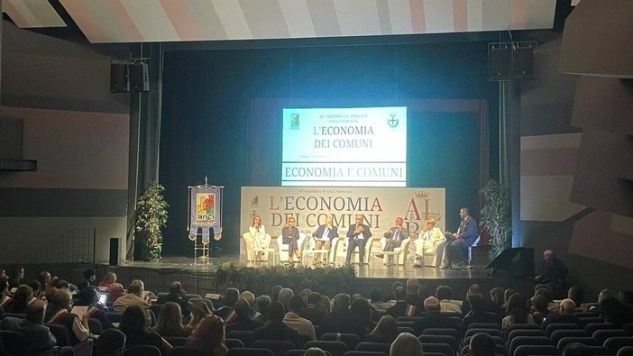 Semplificazione e sviluppo, la ricetta della Regione per i Comuni: "Meno burocrazia per attrarre investimenti" Semplificazione e sviluppo, la ricetta della Regione per i Comuni: "Meno burocrazia per attrarre investimenti"
