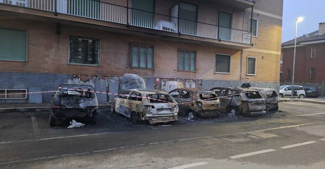 Incendio nella notte a Nichelino: cinque auto distrutte dalle fiamme [VIDEO]