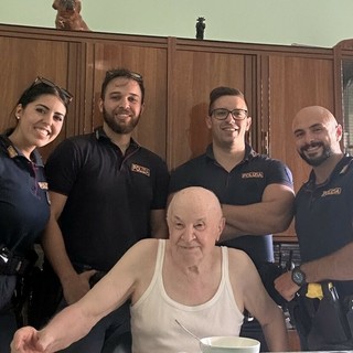 Foto di gruppo per l'anziano e gli agenti intervenuti