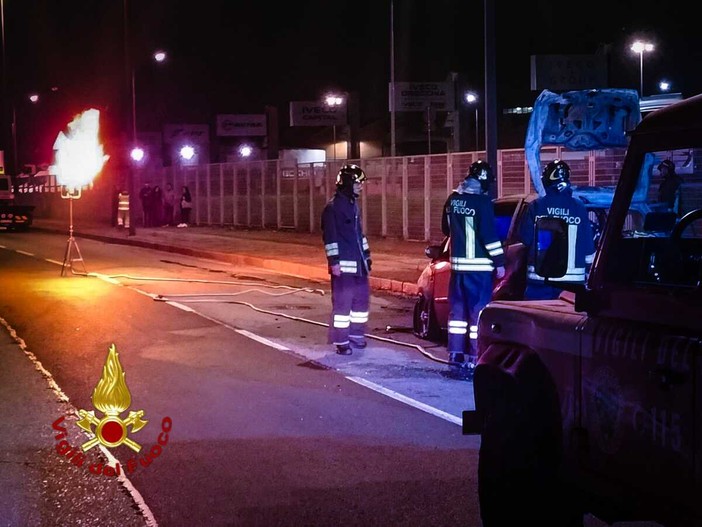 L'intervento dei pompieri in strada Settimo