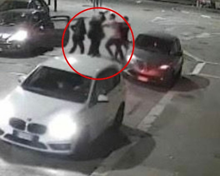 Un momento dell'aggressione di ieri sera