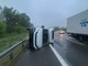 Camion ribaltato, disagi alla viabilità