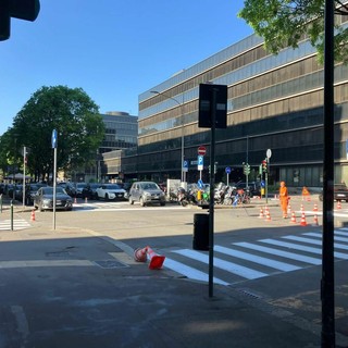 In via Nizza il restyling delle strisce pedonali: "Erano invisibili"