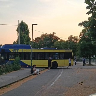 Autobus della linea 43 finisce contro un cancello