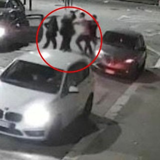 Un momento dell'aggressione di ieri sera